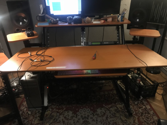 Mesa de studio y rack supletorio