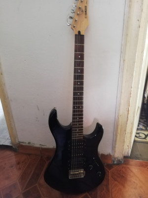 Guitarra eléctrica Yamaha erg-121