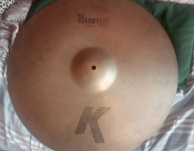 A la venda plat Zildjian K 21" Heavy Ride. Amb la patina del temps, el forat perfecte, vores perfectes! Plat pesat, uns 