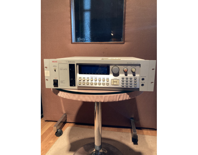 Akai S3200 MIDI Stereo Digital Sampler