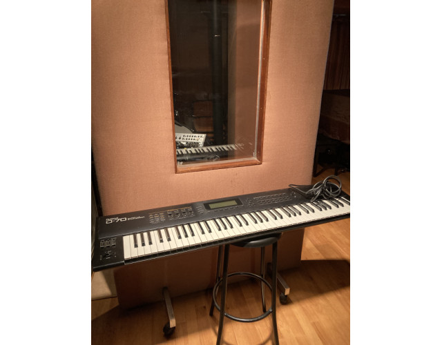 Roland D-70