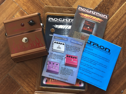 Pedal guitarra Rocktron Nitro Tonal Booster con su caja y papeles