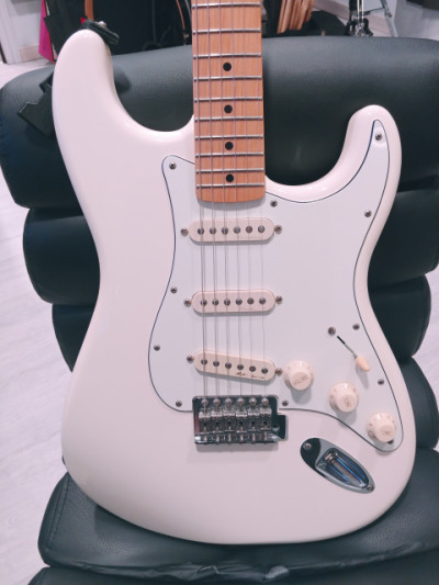 Fender Stratocaster Standard Mexico 2017 + Noiseless