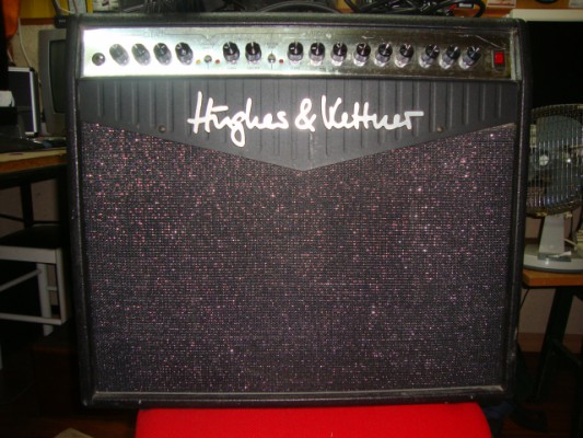 Amplificador Hughes&Kettner Attax Series Tour Reverb de 100W. Transistor. Cono de 12 Celestion Rockdriver. Tres canales:
