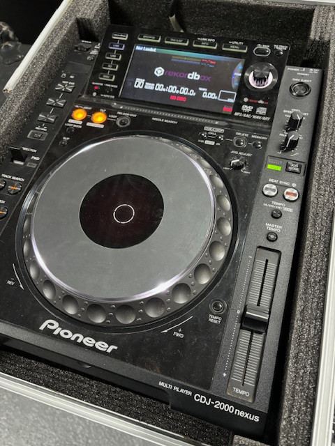 Pioneer CDJ 2000 Nexus con Case de transporte