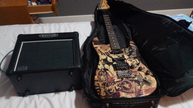 Guitarra eléctrica + amplificador + funda