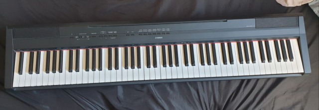 Piano digital Yamaha P-115 contrapesado con cable de alimentación y pedal