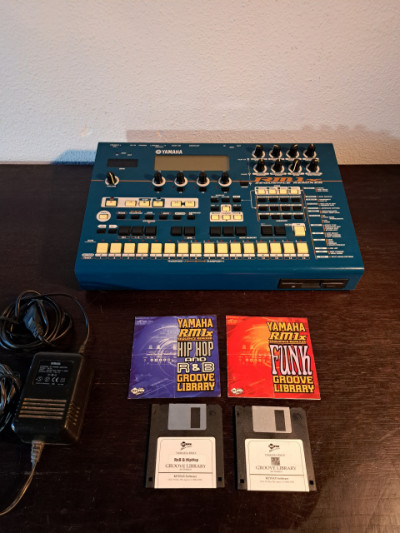 Groovebox Caja de ritmos Yamaha RM1X + 2 discos primeros de fábrica Manual+