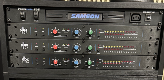 Vendo 3 DBX 160 A con distribuidor de corriente SAMSOM y flight case.