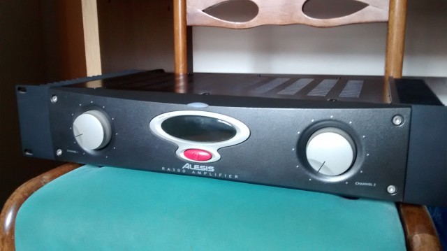 Alesis RA300 - Amplificador de referencia para monitores pasivos