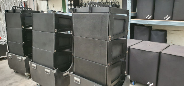 line array w&db 12 cajas con bumpers y carros de transporte