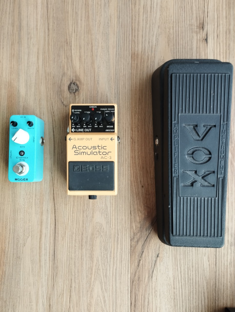 Boss AC-3 Acoustic Simulator, Mooer Ensemble King Chorus y Vox Wah-Wah V845