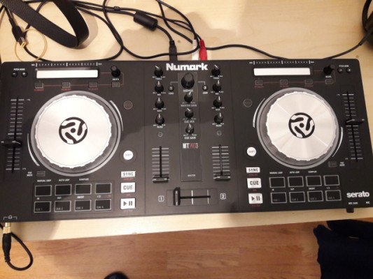 Controladora DJ con tarjeta de sonido Numark Mixtrack Pro 3