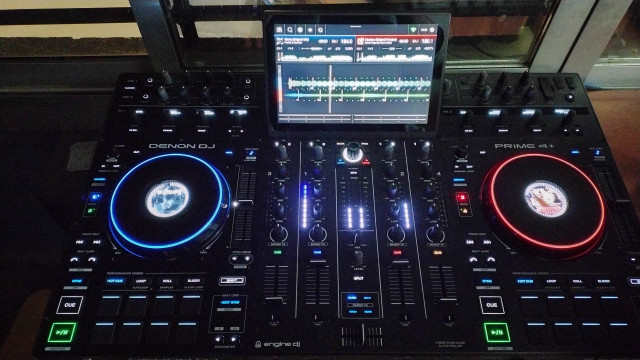 Controladora Denon Prime 4 Plus. Estado como nuevo