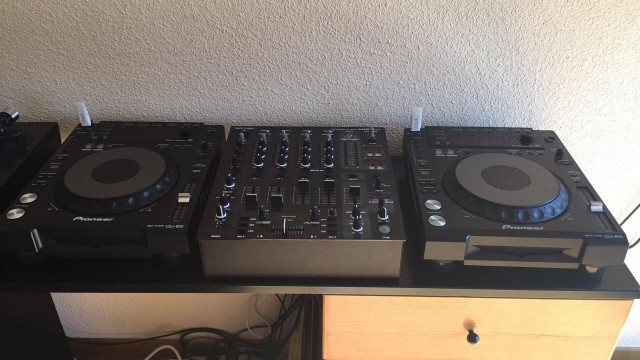 Pioneer CDJ 850K con mezcladores Behringer DJX900