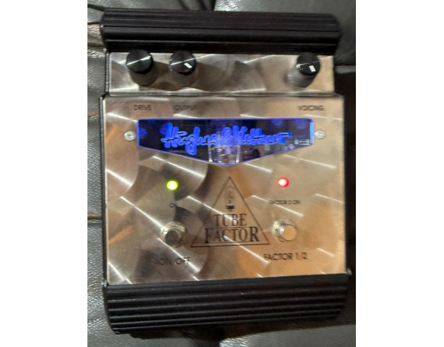 Hughes & Kettner TUBE FACTOR Overdrive con válvula.