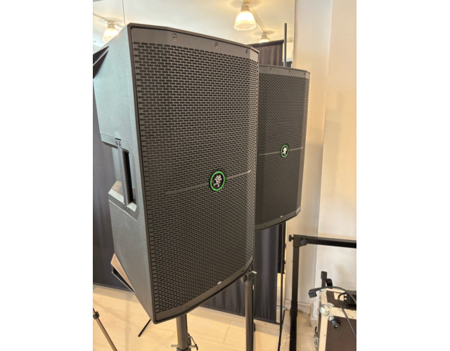 Mackie Thump 212 + Soportes