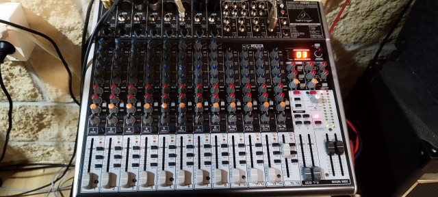 Dos Altavoces BOX + Mesa Behringer Xenyx x2222