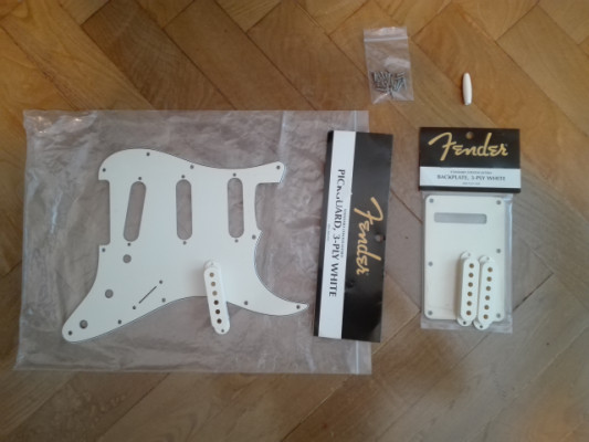 Plásticos Fender stratocaster blanco nuevos. (Golpeador, tapa...)