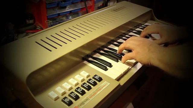 Magnus Electric Chord Organ Type 2437