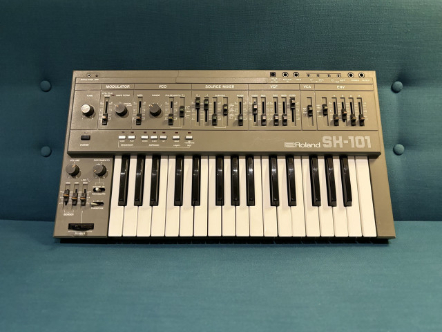 Roland SH-101 + Flightcase