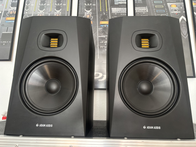 Monitores Adam audio T8V