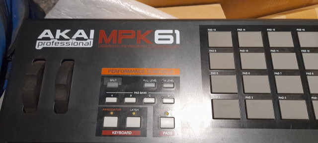 Akai MPK61 midi keyboard/ controlador