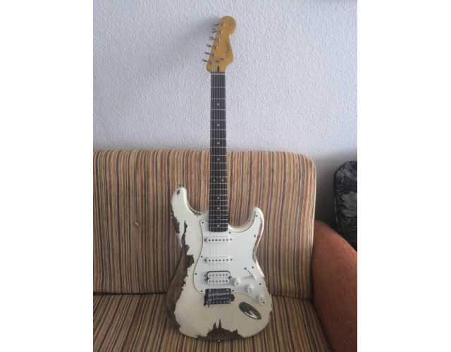 O cambio Stratocaster Voodoo + Pastillas Fender