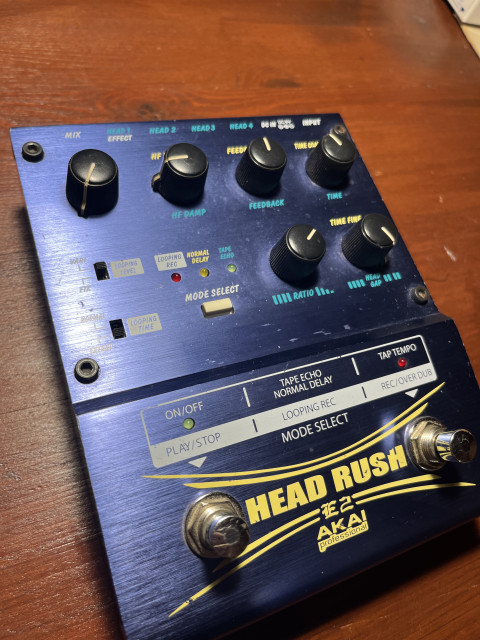 Akai Headrush pedal delay