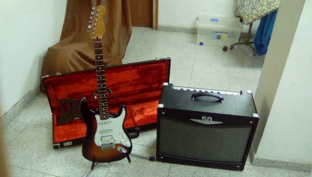 Vendo  Fender Stratocaster HSS y Crate v50
