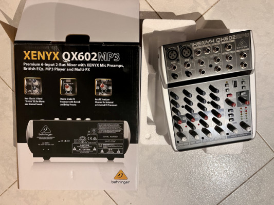 Mesa de mezclas Behringer Xenyx QX602 MP3