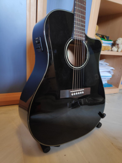 Guitarra electroacústica Fender negra