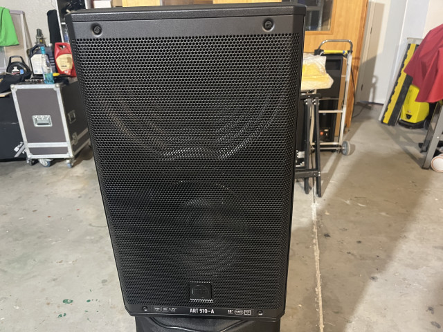2 RCF Art 910 A con fundas y flightcase