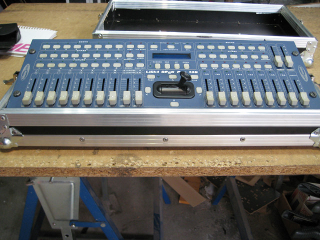 Mesa luces Showtec Light Desk Pro 136 + Flightcase