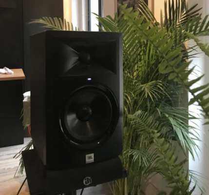 JBL LSR 305 Monitores de studio COMO NUEVOS