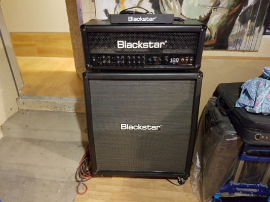 Amplificador Blackstar Series One 100 6L6 y pantalla inclinada Blackstar Series One 412A.