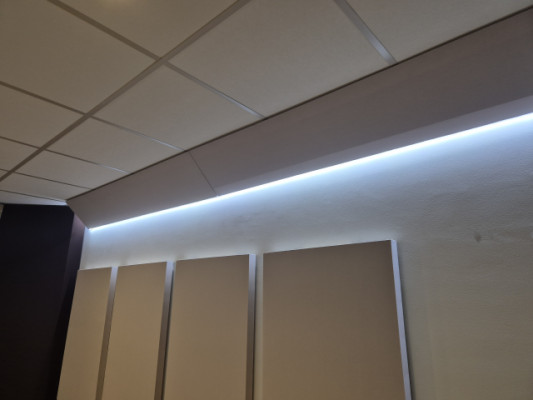 Paneles Acústicos esquinas techo-pared con Iluminación led