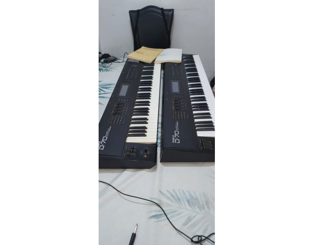 Dos sintetizadores Roland D-70