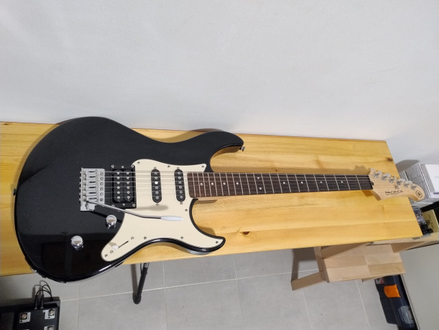 YAMAHA PACIFICA 112V BLK  - con pastillas tokai stratocaster - (+ funda 35mm de regalo)