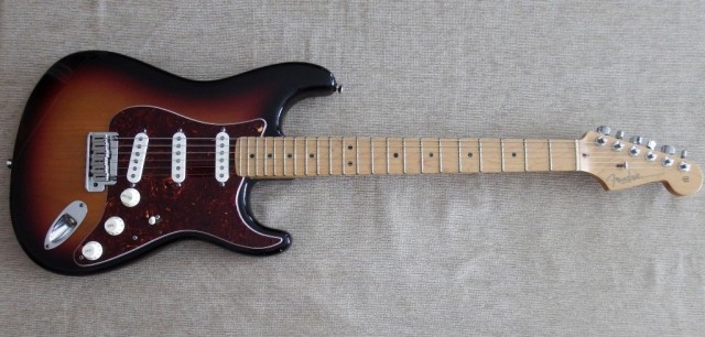 Fender American Standard Str. con Pastillas Custom 69. Incluye golpeador blanco y estuche originales.
