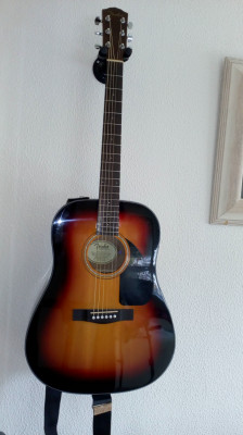 Guitarra acústica Fender.