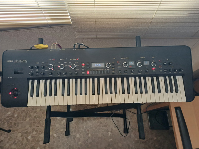 Sintetizador Korg KingKorg (Black edition), como nuevo.