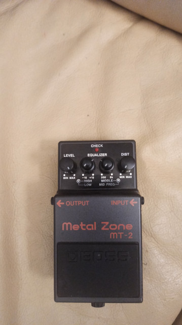 Boss Metal Zone MT2 y Behringer TU300