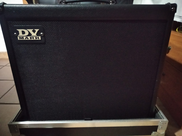 Pantalla DV Mark 12" con su flightcase