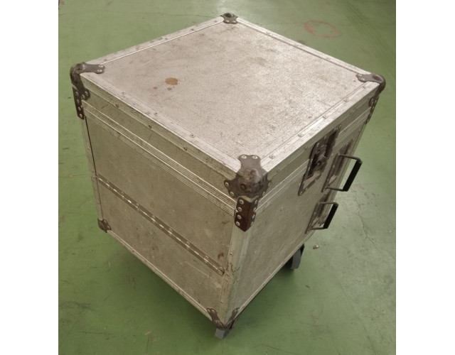 Rack con equipo de sonido incluido