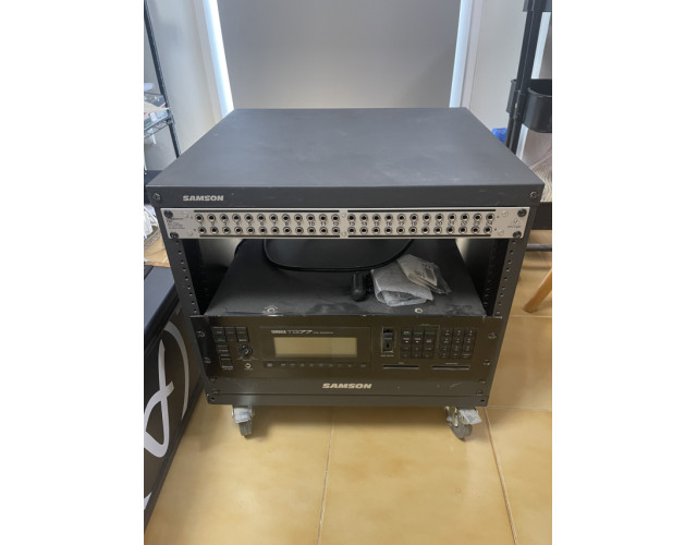 Rack de 8 unidades con patchbay, enchufes y ruedas