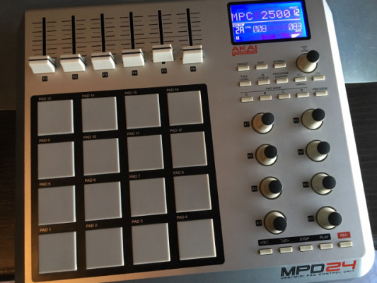 Akai MPD 24 (controlador MIDI)