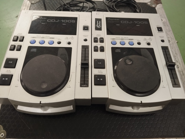 Pareja de Cdjs