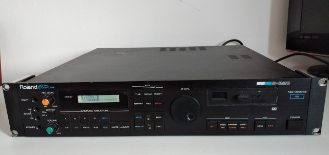 Cambio Roland S-220 12 bit sampler