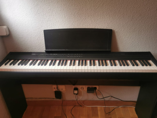 Yamaha p 105 . Con soporte/mueble incluido